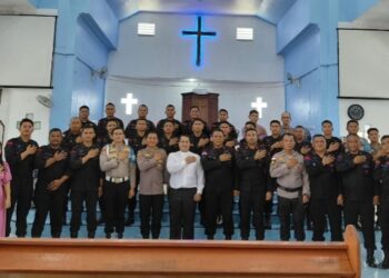 Usai melakukan giat Himbauan Kamtibmas Polsek Panipahan bersama jajaran photo bersama dengan para jemaat Gereja HKBP jalan Tenaga Kepenghuluan Panipahan (f; ST)