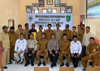 Usai kegiatan Colling Sistem di teluk Pulau, Kapolsek Panipahan dan jajaran photo bersama dengan masyarakat setempat (f: SB)