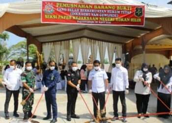 Kegiatan Pemusnahan Barang Bukti yang Telah Berkekuatan Hukum Tetap (Inkracht Van Gewijsde) Seksi PAPBB Kejaksaan Negeri Rokan Hilir (f: Hendri)