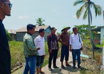 Penghulu Supianto bersama jajaran Perangkat Desa Kepenghuluan Sungai Bakau Tinjau langsung Pengerjaan Galian Parit Manual (f: Iwandi)