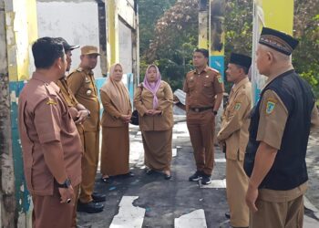 Plt. Kadisdik Rohil Riwansyah tampak sedang mendengarkan keterangan dari berbagai pihak terkait kejadian kebakaran SDN 011 Bagan Sinembah Barat, ia sangat prihatin dan ikut berduka cita atas kejadian musibah tersebut ( f: Haes)