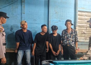 Kanit Sabhara Polsek Sinaboi berikan penyuluhan hukum pada beberapa Pemuda di Kecamatan Sinaboi saat menggelar operasi rutin KRYD (f: Iwandi)