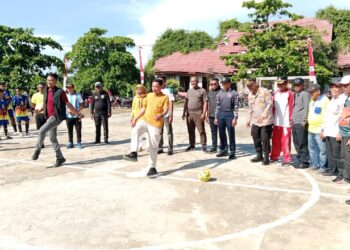 Tendangan Bola Pertama (Kick Off) dilakukan oleh jajaran Upika pada Turnamen Futsal Upika Sinaboi 2026 (f: Iwandi)