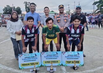 Kapolsek Sinaboi Iptu Irwandy H Turnip bersama Camat Sinaboi Andri Munawar photo bersama dengan Juara 1 Turnamen futsal Upika Sinaboi Cup 2026 PS Raja Bejamu (f: Iwandi)