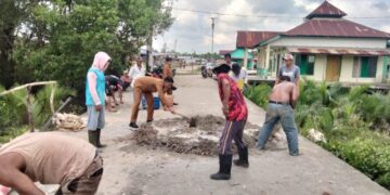 Penghulu Rafika Bersama Warga RT 08 Gotong Royong Perbaiki Jalan 