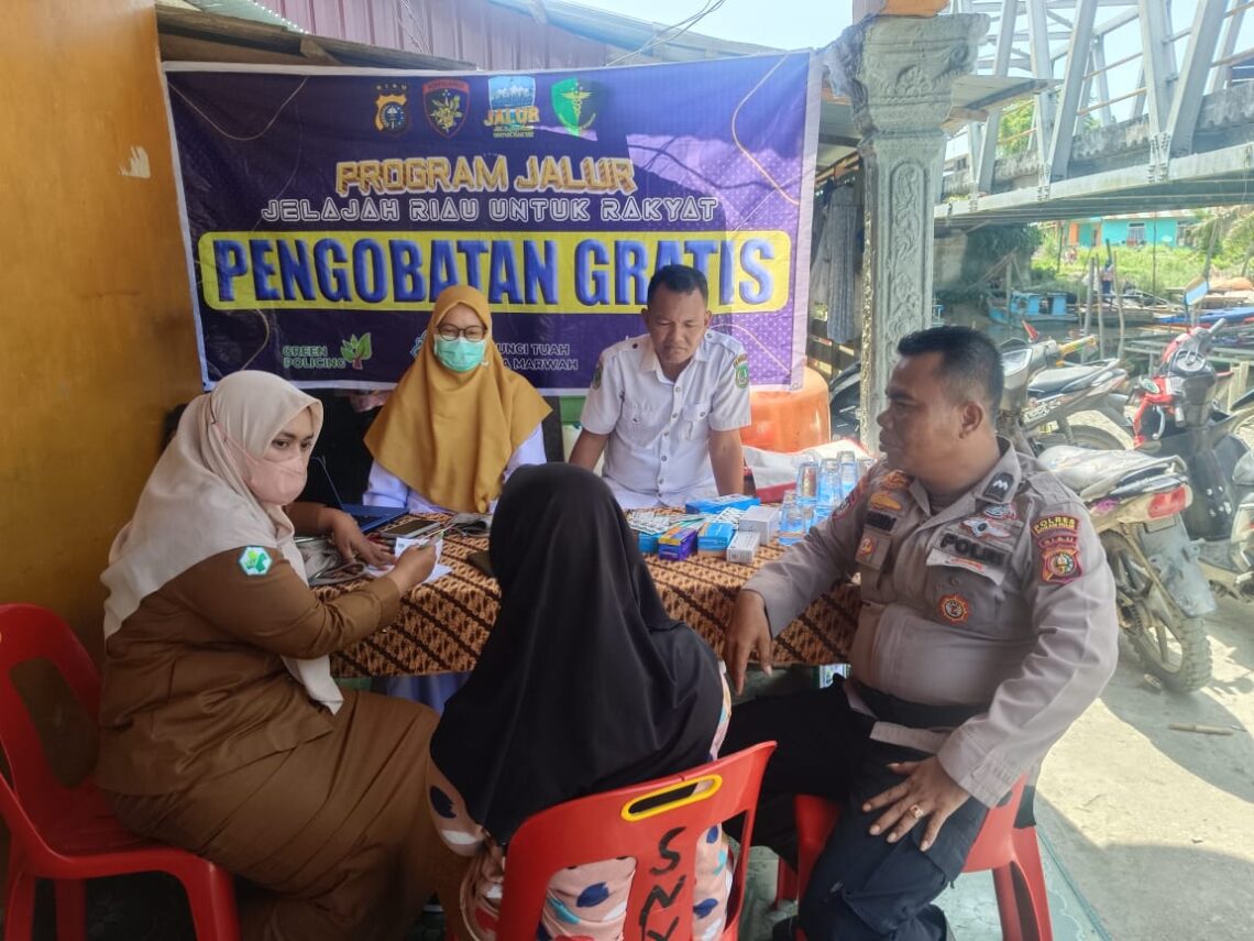 Polsek Sinaboi Gelar Pengobatan Gratis di Sungai Nyamuk