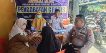 Polsek Sinaboi Gelar Pengobatan Gratis di Sungai Nyamuk