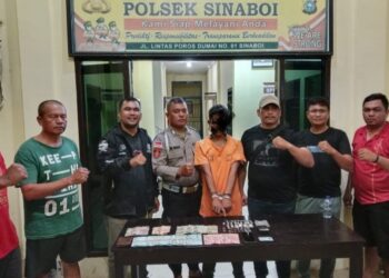 Pelaku Narkotika dibawa ke kantor Polsek Sinaboi untuk penyelidikan lebih lanjut (f: Iwandi)