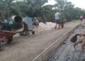 Pj Penghulu Darussalam Ikut Gotong Royong Ngecor Perbaikan Jalan 