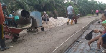 Pj Penghulu Darussalam Ikut Gotong Royong Ngecor Perbaikan Jalan 