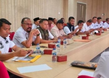 Plt. Kadisdikbud Riwansyah SSTP.,M.Si mengikuti Rapat pembahasan dan pematangan lahan pembangunan Sekolah Nasional Terintegrasi di lantai IV di Kantor Bupati Rokan Hilir bersama dengan Wabup Rohil Jhoni Charles dan para Kepala OPD (f: Haes)