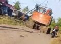 Satu Unit Ekskavator Melintas di Jalan Poros Sinaboi–Bagansiapiapi, Warga Soroti Kerusakan Jalan