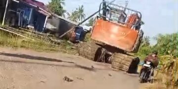 Satu Unit Ekskavator Melintas di Jalan Poros Sinaboi–Bagansiapiapi, Warga Soroti Kerusakan Jalan