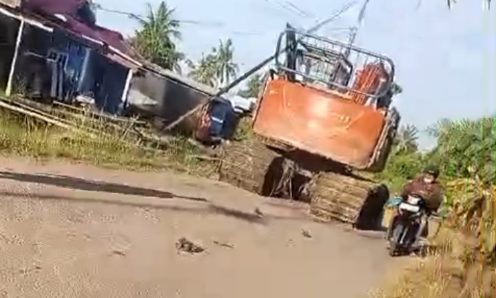 Satu Unit Ekskavator Melintas di Jalan Poros Sinaboi–Bagansiapiapi, Warga Soroti Kerusakan Jalan