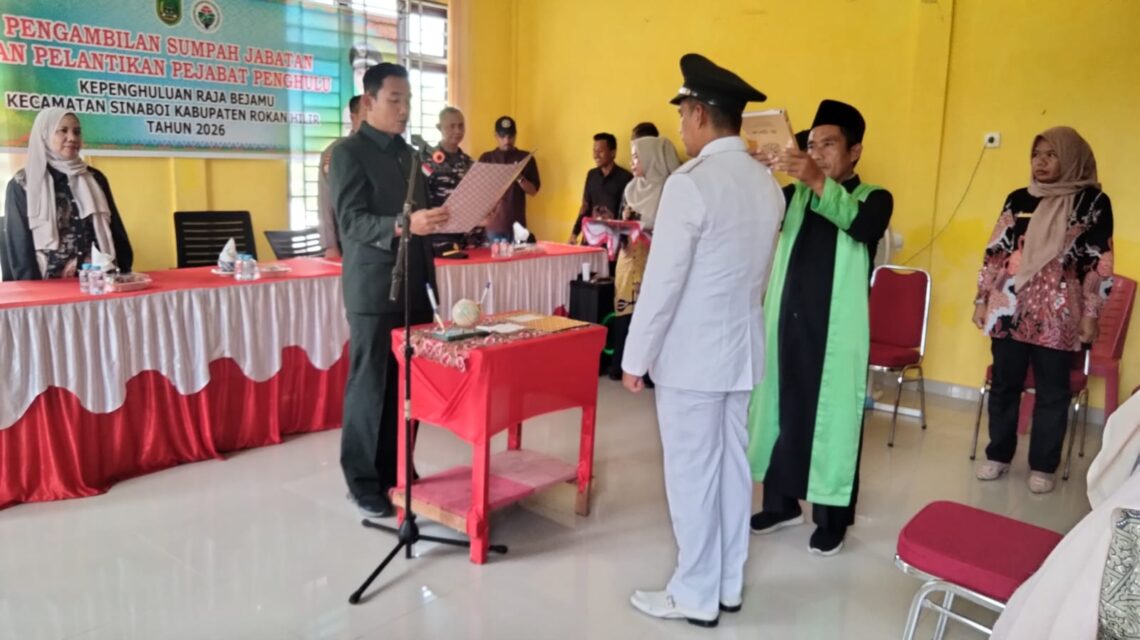 Camat Sinaboi Lantik Mukhtar S.Pd jadi Pj. Penghulu Raja Bejamu 