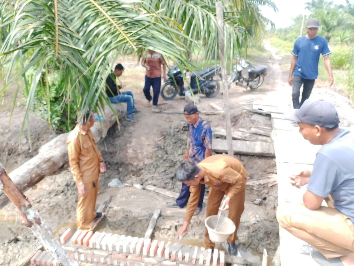 Penghulu Rafika Letakkan Batu Pertama Pembangunan Jembatan Jalan Satria RT 10