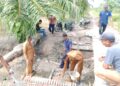Penghulu Rafika Letakkan Batu Pertama Pembangunan Jembatan Jalan Satria RT 10