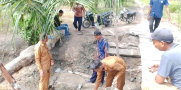 Penghulu Rafika Letakkan Batu Pertama Pembangunan Jembatan Jalan Satria RT 10