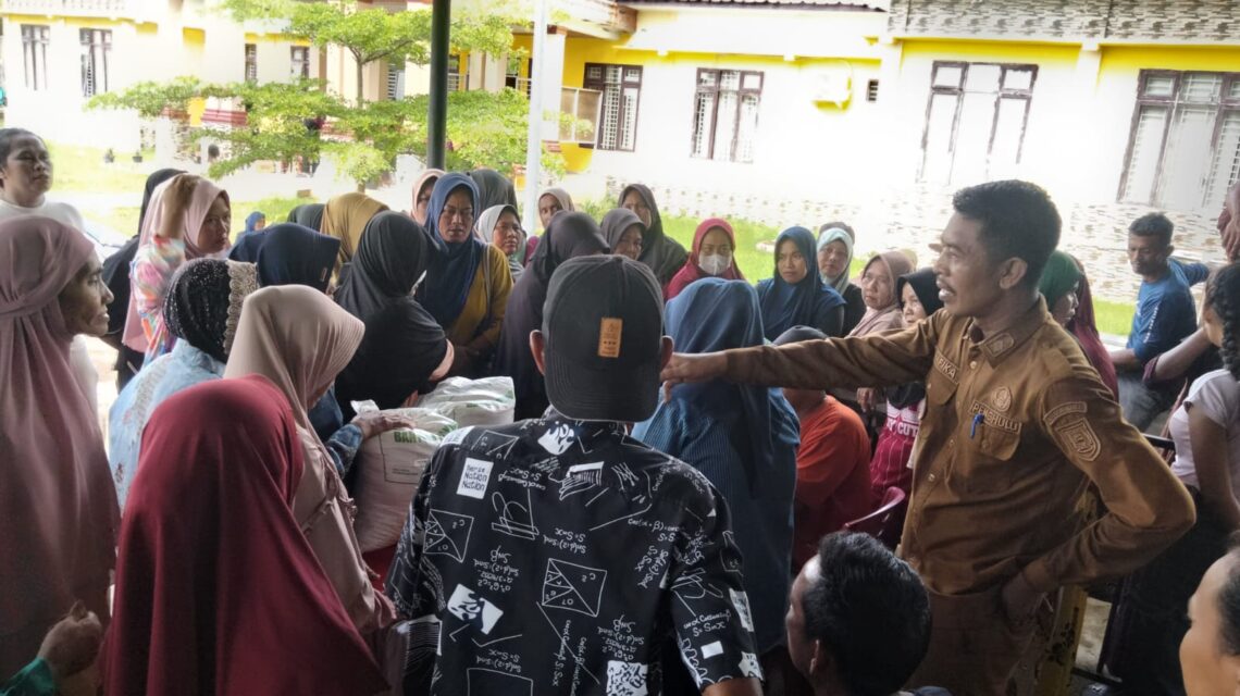 Penghulu Rafika Tinjau Penyaluran Bantuan Pangan untuk 420 KK di Sinaboi