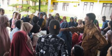 Penghulu Rafika Tinjau Penyaluran Bantuan Pangan untuk 420 KK di Sinaboi