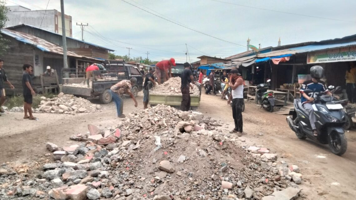 Warga Sungai Bakau Gotong Royong Perbaiki Jalan Poros Sinaboi