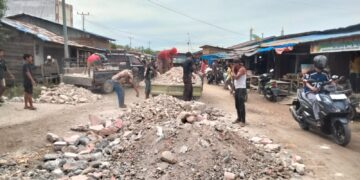Warga Sungai Bakau Gotong Royong Perbaiki Jalan Poros Sinaboi