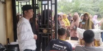 Penghulu Sungai Nyamuk Daryamin Pantau Penyaluran Bantuan Pangan Kemensos