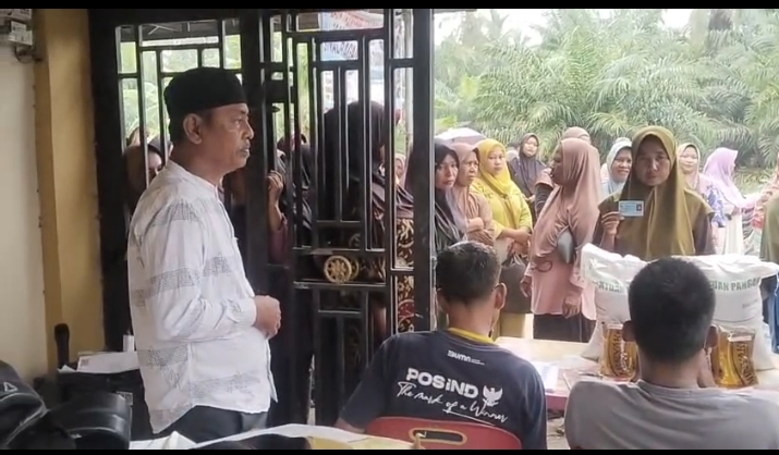 Penghulu Sungai Nyamuk Daryamin Pantau Penyaluran Bantuan Pangan Kemensos