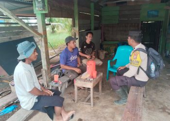 Bhabinkamtibmas Polsek Sinaboi Sambangi Warga di Sungai Bakau