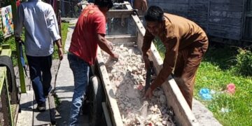 Penghulu Sinaboi Pimpin Gotong Royong Perbaikan Jalan Rusak 