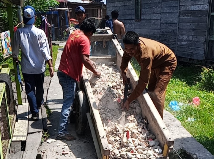 Penghulu Sinaboi Pimpin Gotong Royong Perbaikan Jalan Rusak