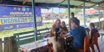 Polsek Sinaboi Gelar Pengobatan Gratis Untuk Masyarakat Pesisir