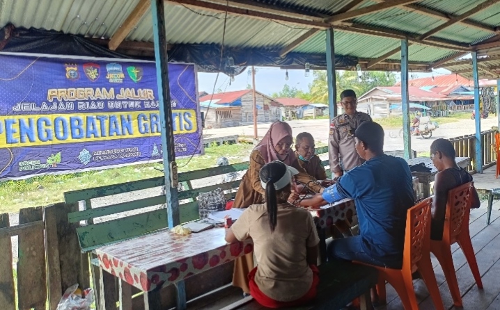 Polsek Sinaboi Gelar Pengobatan Gratis Untuk Masyarakat Pesisir