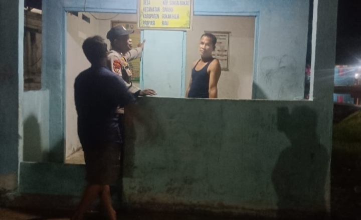 Polsek Sinaboi Gelar Patroli Malam dan Sosialisasi Satkamling