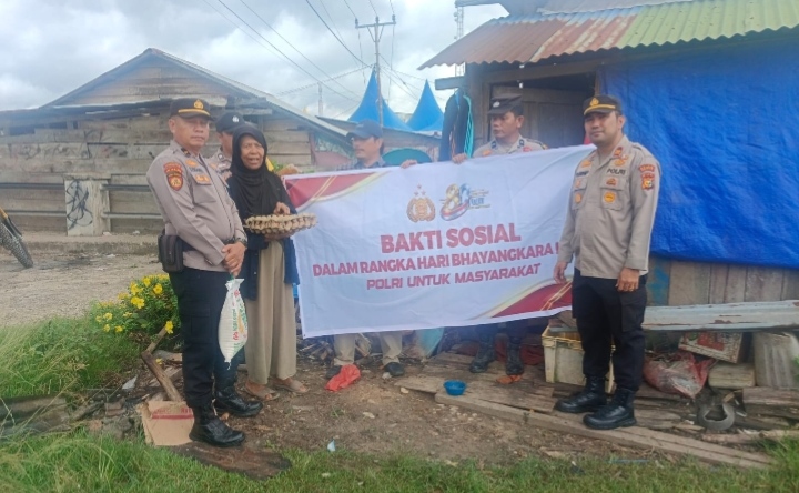 Polsek Sinaboi Salurkan Bantuan Sembako Kepada Warga Kurang Mampu