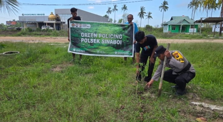 Polsek Sinaboi Sosialisasikan Green Policing & Tanam Pohon di Sungai Nyamuk 