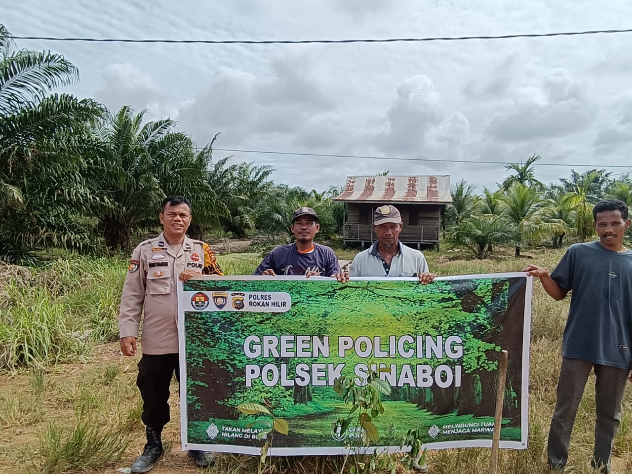 Polsek Sinaboi Tanam Pohon di Pemukiman Warga