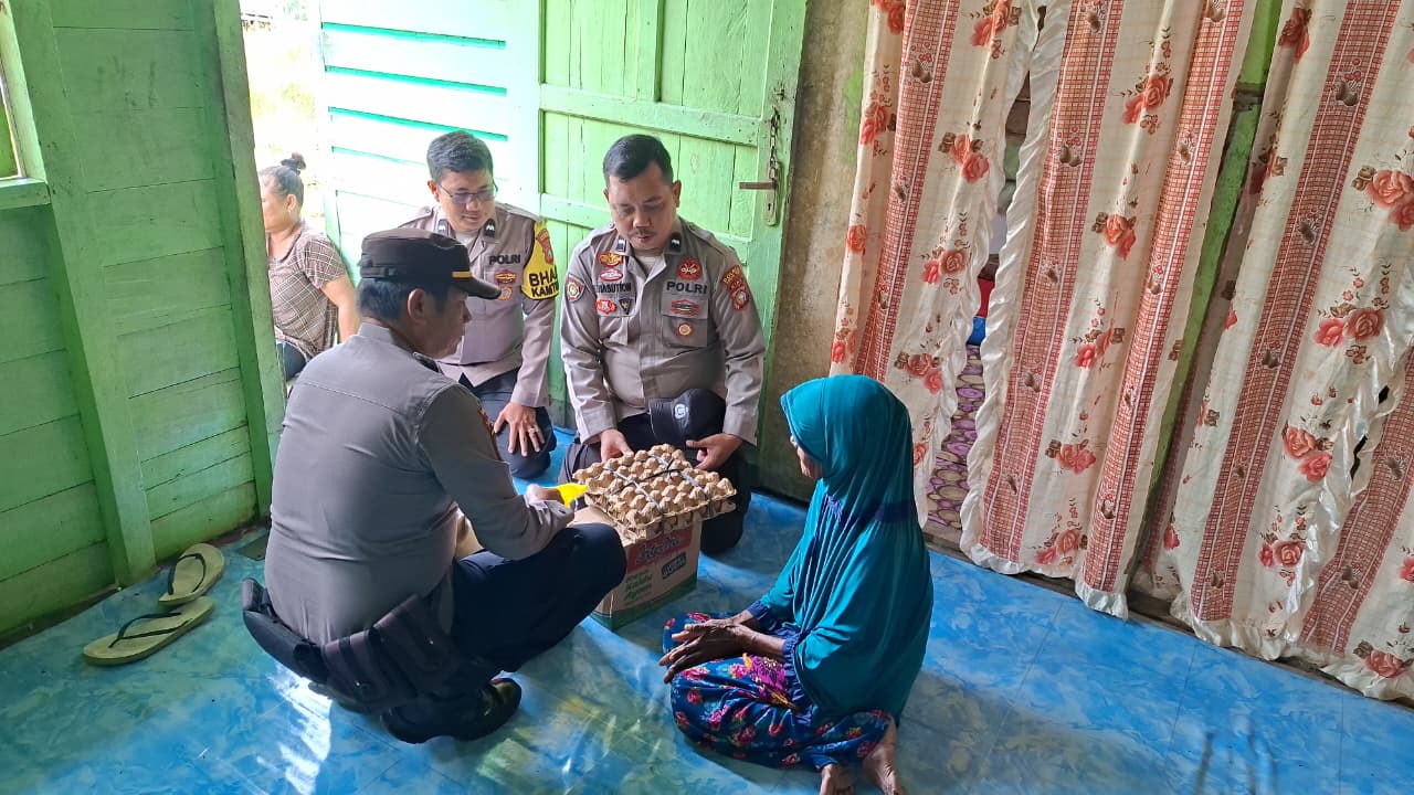 Polsek Sinaboi Salurkan Sembako untuk Lansia Lewat Program Sedekah Jumat