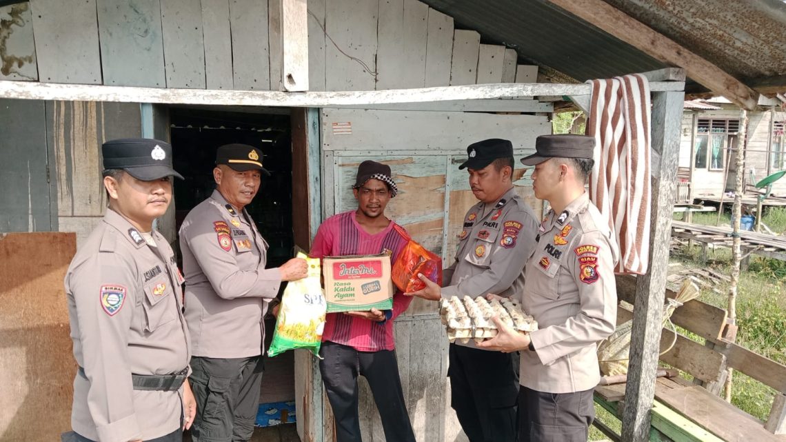 Polsek Sinaboi berikan Sembako Pada Buruh Harian di Sungai Bakau