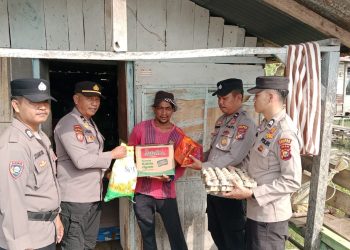Polsek Sinaboi berikan Sembako Pada Buruh Harian di Sungai Bakau