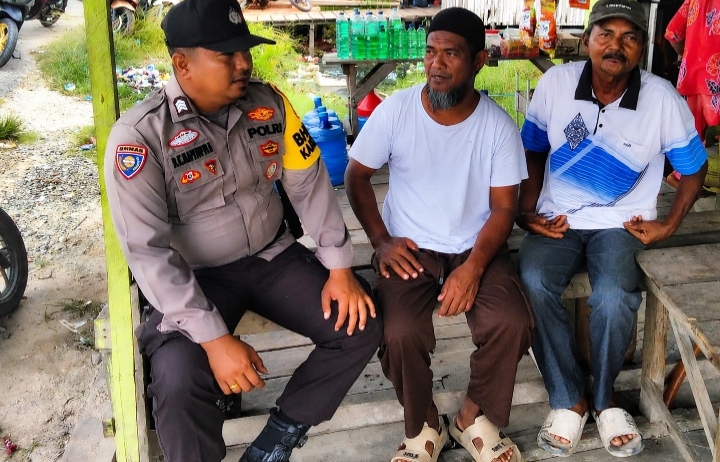 Cegah Karhutla, Bhabinkamtibmas Polsek Sinaboi Sambangi Warga