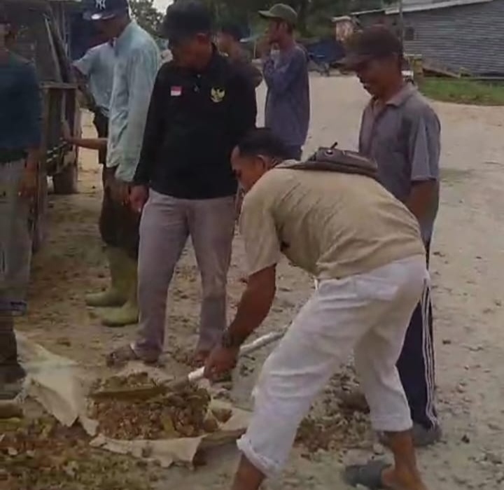 Penghulu Daryamin Bersama Masyarakat Gotong royong Perbaiki Jalan Poniman