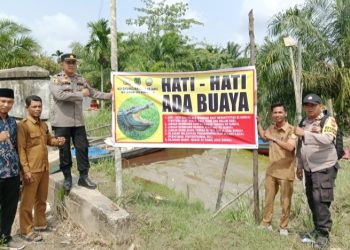 Polsek Sinaboi Pasang Spanduk Imbauan Waspada Buaya di Titik Rawan Konflik Satwa