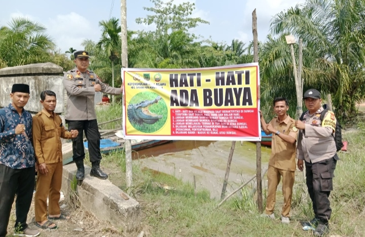 Polsek Sinaboi Pasang Spanduk Imbauan Waspada Buaya di Titik Rawan Konflik Satwa