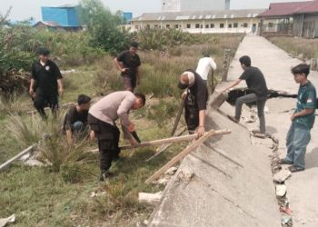 Polsek Sinaboi Bersama Masyarakat Gotong Royong Perbaiki Akses Jalan Menuju SD Methodist