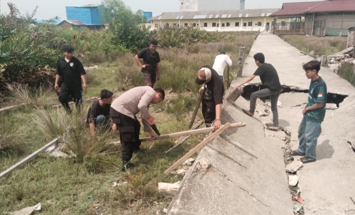 Polsek Sinaboi Bersama Masyarakat Gotong Royong Perbaiki Akses Jalan Menuju SD Methodist