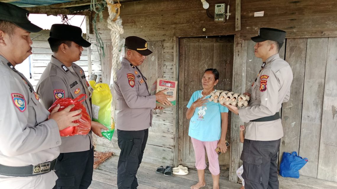 Polsek Sinaboi Berbagi Sembako Lewat Minggu Kasih