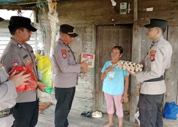 Polsek Sinaboi Berbagi Sembako Lewat Minggu Kasih