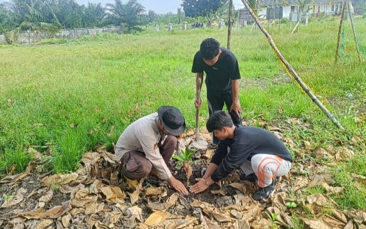 Polsek Sinaboi Sosialisasikan Green Policing & Tanam Pohon di Darussalam