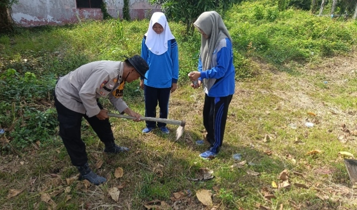 Polsek Sinaboi Sosialisasikan Program Kapolda, Tanam Pohon Trembesi